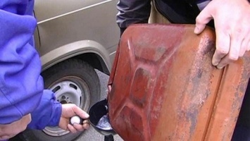 На Николаевщине неизвестные украли у спящих водителей около 500 литров дизельного топлива