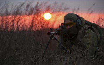 За минувшие сутки в зоне АТО зафиксировано 22 обстрела, после полуночи наступила "полная тишина", - пресс-центр АТО