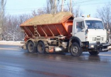 На Днепропетровщине снег убирают более 80 единиц спецтехники