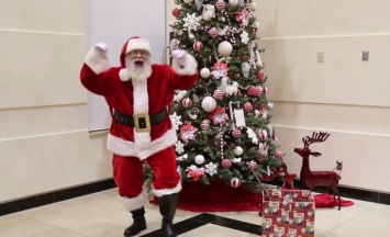Американские дипломаты спели Jingle Bells на украинском языке