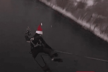 Несколько десятков Дедов Морозов отметили Новый Год прыжком с моста