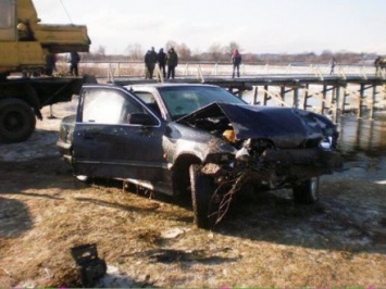 В Ровенской области в новогоднюю ночь автомобиль слетел с моста в реку