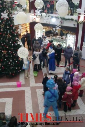 В Николаевском Сити-Центре елка под крышей. Атмосфере вокруг нее это не мешает быть по-настоящему дед-морозно-новогодней (ФОТО)