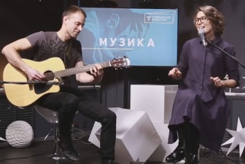 Марьяна Головко и Денис Донцов исполнили акустический кавер на терк Santa Claus is Coming to Town