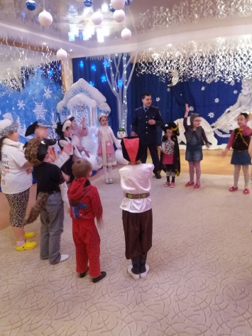 В Кривом Роге полицейские устраивают для детей праздники