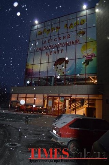 Праздничная суматоха, невзирая на непогоду. В центре Николаева (ФОТО)
