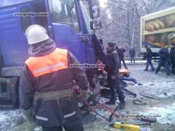 ДТП под Киевом: в столкновении двух грузовиков пострадал пассажир. ФОТО