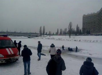 В Киеве на Русановском канале двое мужчин провалились под лед и погибли