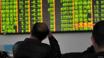 Торги на биржах Китая остановлены после падения индексов