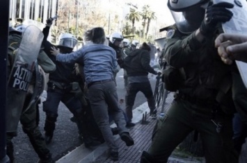 В Греции полиция применила слезоточивый газ против демонстрантов