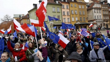 Десятки тысяч демонстрантов в Польше выступили против нового закона о СМИ