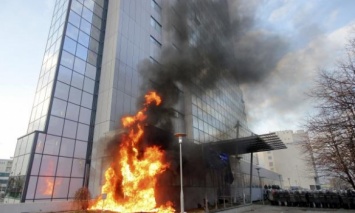 В Косово митингующие подожгли здание правительства