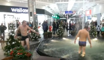В киевском ТРЦ двое пьяных мужчин устроили "обряд крещения" в зоне фонтана