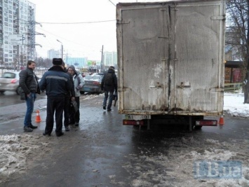 В Киеве грузовик переехал насмерть пожилого мужчину