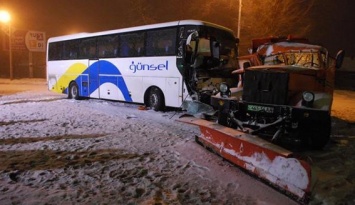 Cнегоуборочный КрАЗ влетел в рейсовый автобус, есть пострадавшие