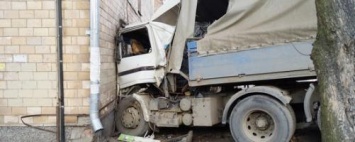 На Днепропетровщине фура влетела в стену электрощитовой, а снегоуборочная машина врезалась в пассажирский автобус