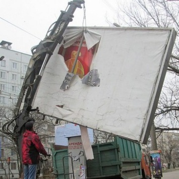 В Николаеве общественники решили сами взяться за демонтаж незаконных бордов