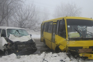 Под Одессой из-за тумана и гололеда столкнулись автобус и микроавтобус