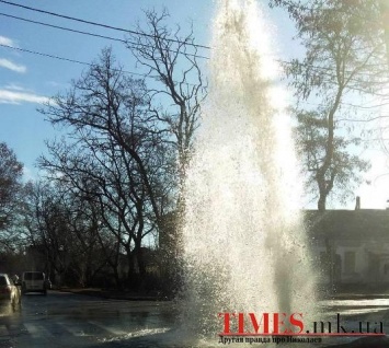 В центре Николаева прорвало трубу водопровода. Бьет настоящий фонтан