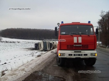 На Харьковщине грузовик DAF с цистерной дизтоплива перевернулся в кювет. ФОТО