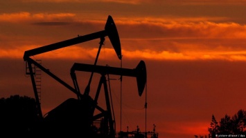 Цена на нефть упала ниже 30 долларов за баррель