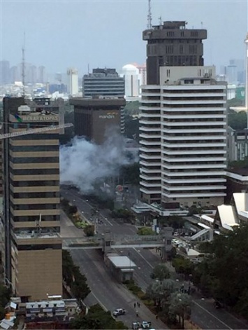 Полиция уточнила число жертв взрывов в Джакарте: 7 погибших, среди них – 4 нападавших