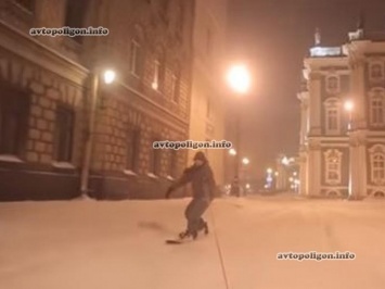 Из-за сильного снегопада экстремалы катались по городу на сноубордах в Питере (РФ)
