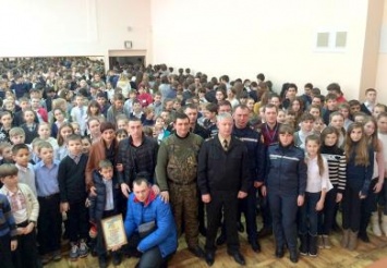 В Днепропетровске 4 жителей, которые спасли школьников из-подо льда, наградили за мужество и героизм