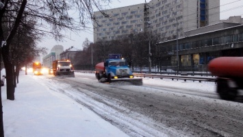 Власти Киева поручили коммунальным службам до 19:00 очистить столицу от снега