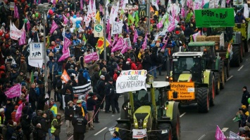 Аграрии в Берлине вышли с протестом против современной сельхозиндустрии