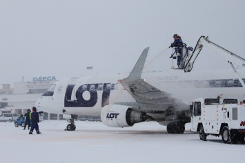Снегопад в Одессе: Аэропорт не принимает самолеты