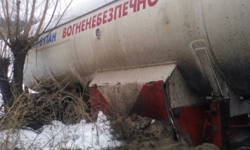В Луганской обл. в результате ДТП с участием газовоза произошла утечка газа