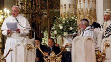 Папа римский Франциск впервые посетил синагогу