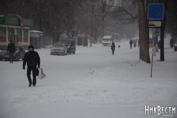 Николаев в снежном плену: огромные сугробы, минимум транспорта и пешком на работу