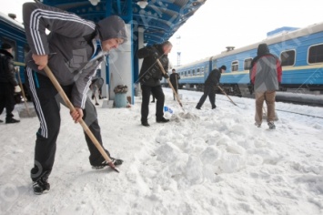 В Украине железнодорожники очистили от снега более 500 пассажирских платформ