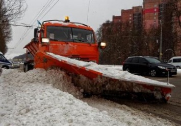 На Днепропетровщине около 600 спецмашин чистят дороги области от снега