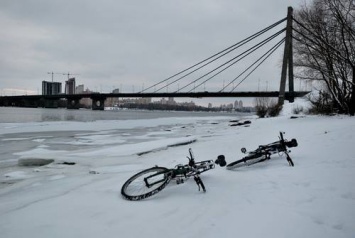В Киеве за день два человека спрыгнули с мостов в Днепр
