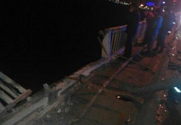 Правоохранители разыскивают свидетелей смертельного ДТП на Новом мосту: автомобиль упал в реку