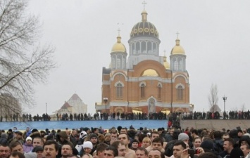 Около Свято-Покровского собора митрополит Онуфрий освятил воды Днепра