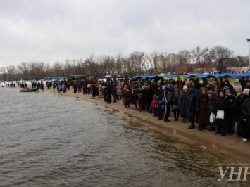 Тысячи запорожцев купались в Днепре на Крещение