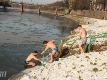 Ужгородские "моржи" ныряли на праздник Крещения в центре города