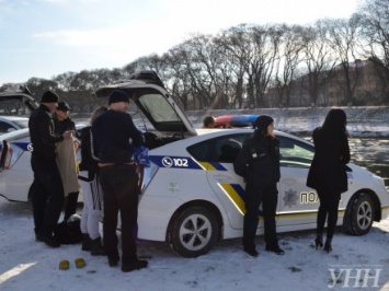В Ужгороде патрульные полицейские присоединились к "моржеванию" с горожанами