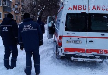 В Днепродзержинске машина скорой помощи попала в «снежную ловушку»