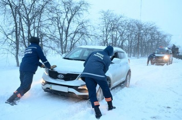 Под Николаевом водители легковушек заблокировали технику спасателей, требуя открыть трассу