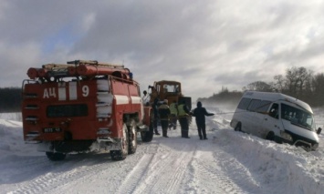 Спасатели вытащили из снежных заносов около 2 тыс. автомобилей, - ГосЧС