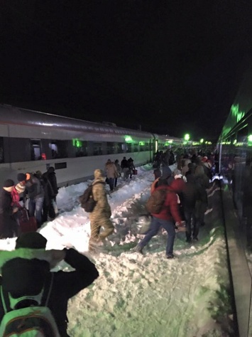 Застряли в пути: в Днепропетровской области сломался "Интерсити". Пассажиры мерзли 5 часов
