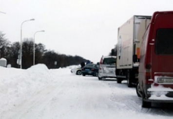 В Кировоградской области десятки фур застряли на трассе, работа снегоуборочной техники заблокирована