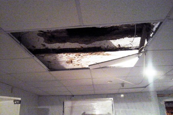 В Николаевской области вор проломив крышу пробрался в магазин, но тут же был пойман полицейскими