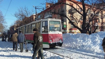 Коммунальщики и морпехи освобождают из снежного плена трамвайные пути в Николаеве