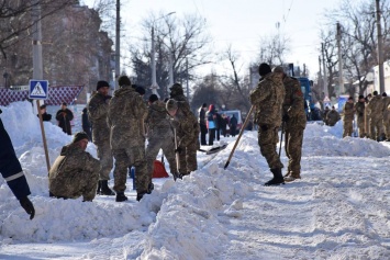 В Николаеве возле "Сказки" морские пехотинцы расчищают от снега трамвайные пути